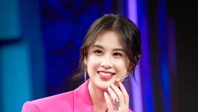 黄圣依张含韵预备女团归来,机场上演姐妹情深!_阿朵_比赛_履历