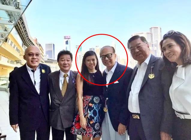 公开资料显示:李思德(原名李燕宁,英文名michelle)出生于1996年,是李