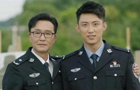 作为剧中绝对的主角,李飞有着很多戏份,首先在形象上黄景瑜是很让观众