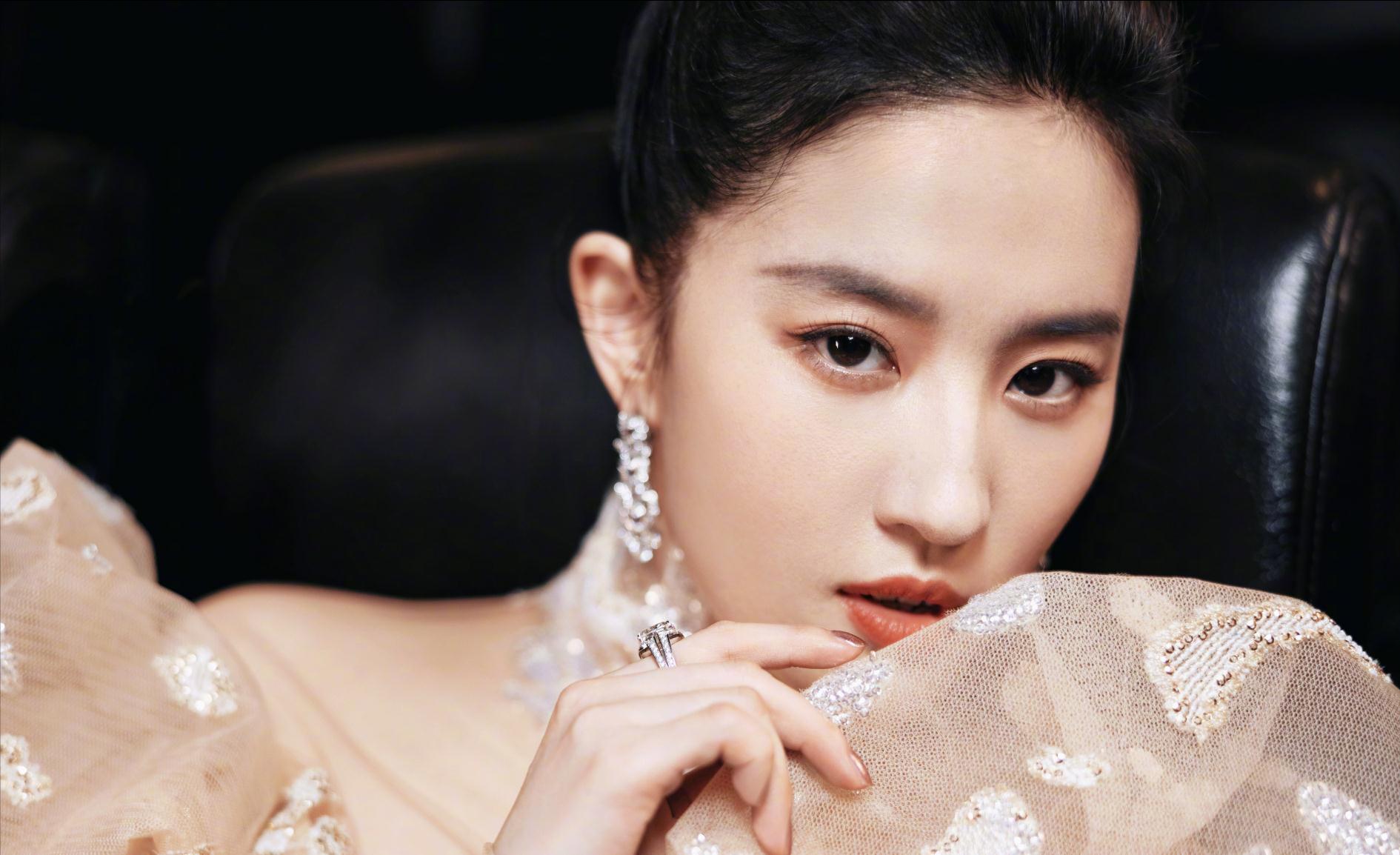 神仙姐姐--刘亦菲刘亦菲简介:出生于1987年1月25日,湖北省武汉市,毕业