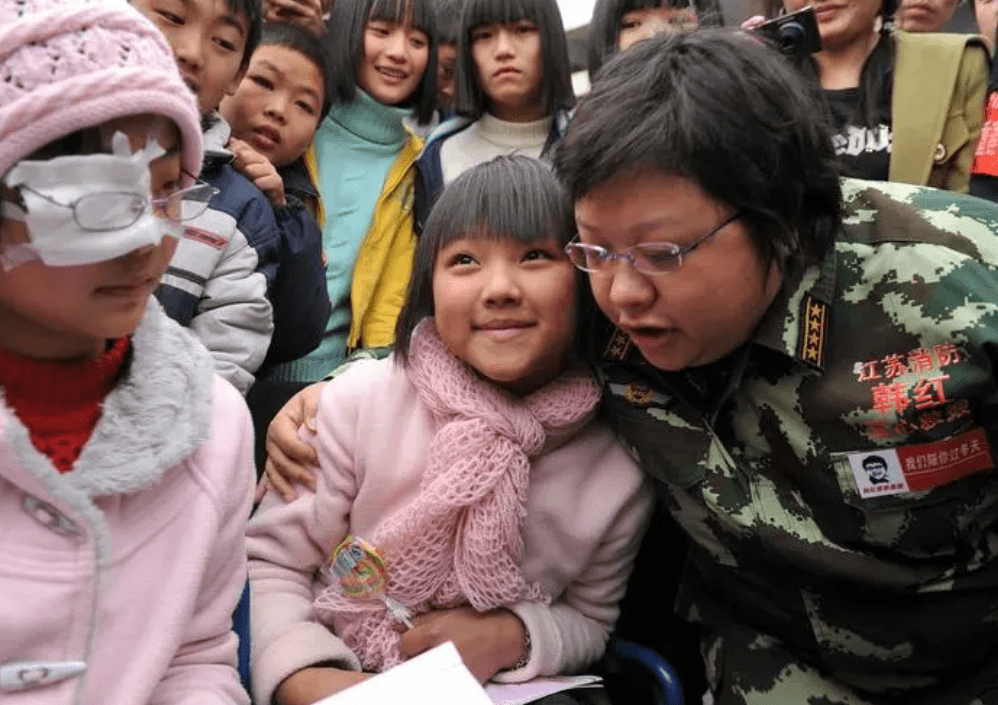 韩红:23年前,不顾反对收养2岁遗孤,养子如今成她一生的骄傲_潘子灏