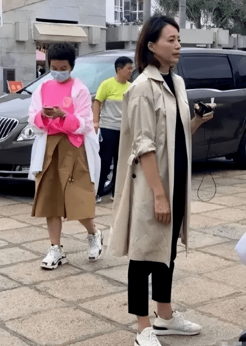 董卿跟老公挽手约会!