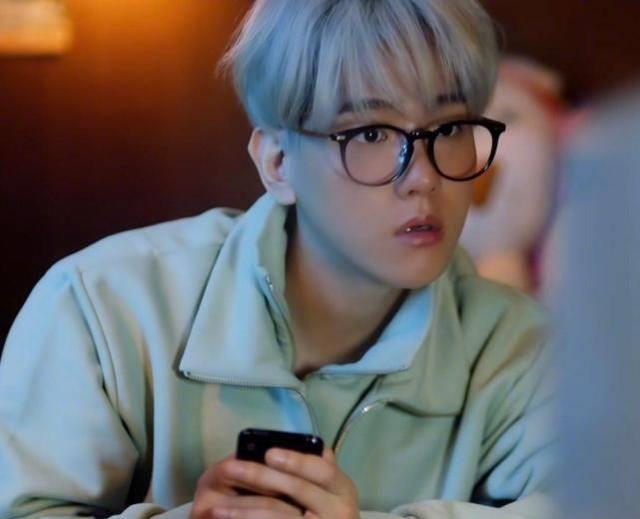 exo边伯贤新画报,机车外套酷帅小狼狗,深夜直播开小型演唱会_造型_黑