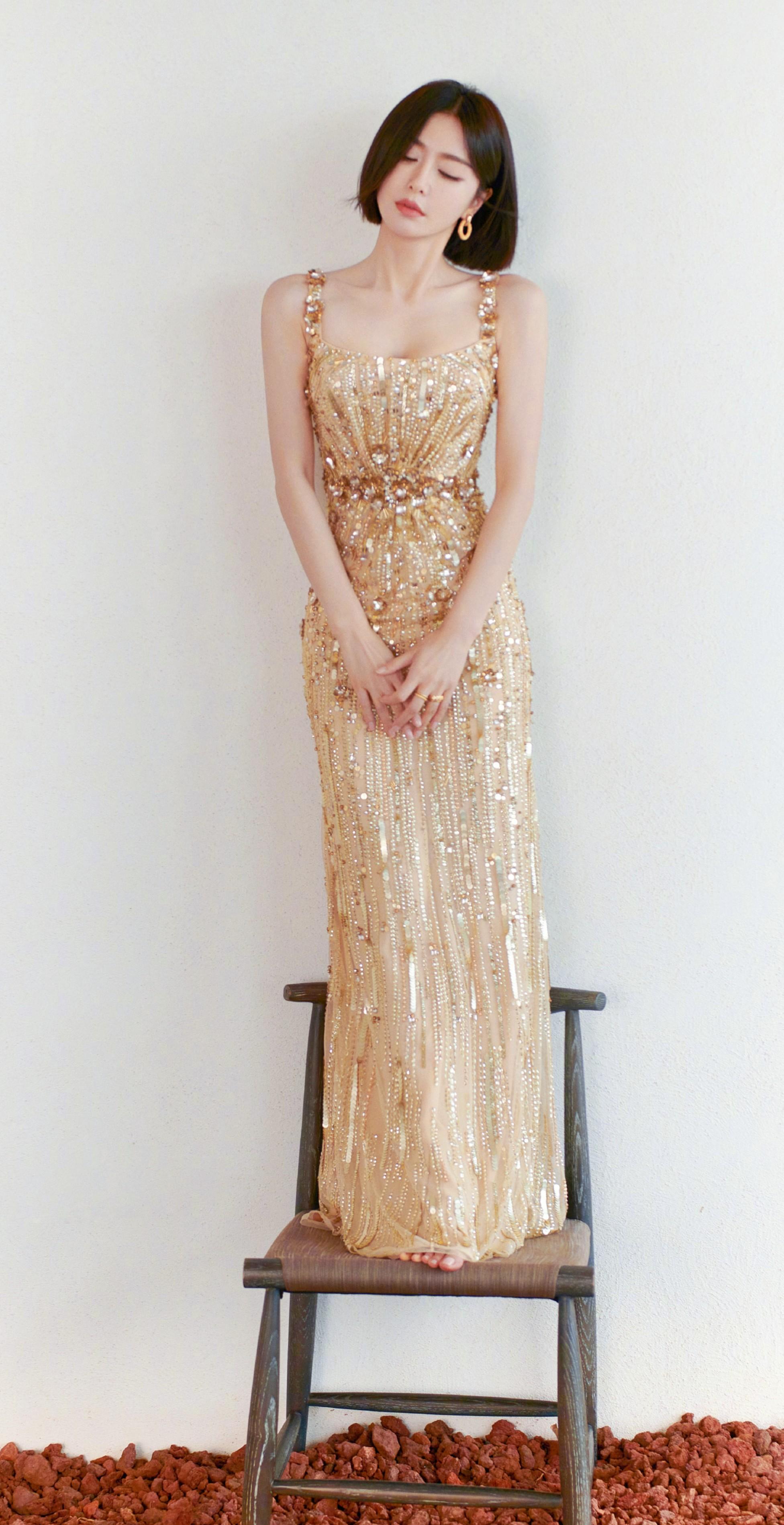 秦岚的美貌太出众了,金色长裙展现出好身材,减龄感十足_时尚_姐姐