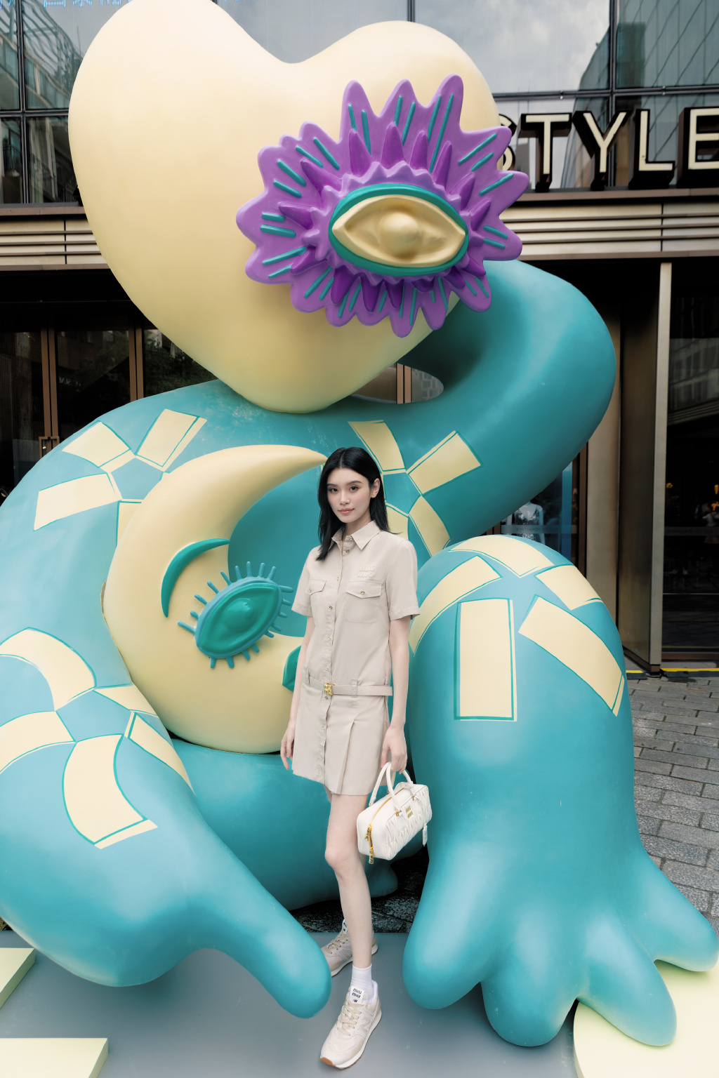 现身成都豪宅小区,气场超高又美又飒_梁安琪_网友_家族