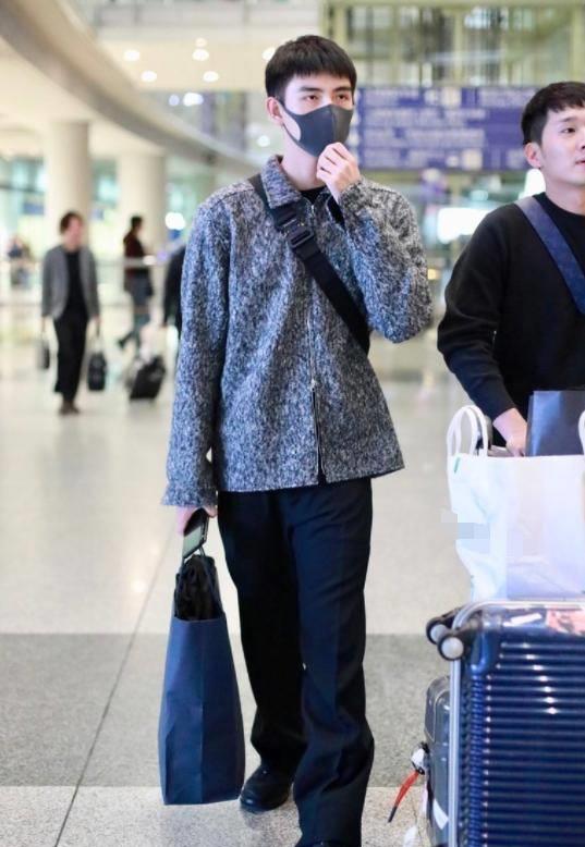 19岁陈飞宇穿大叔外套配西装裤老气横秋,真是浪费了陈红的基因!