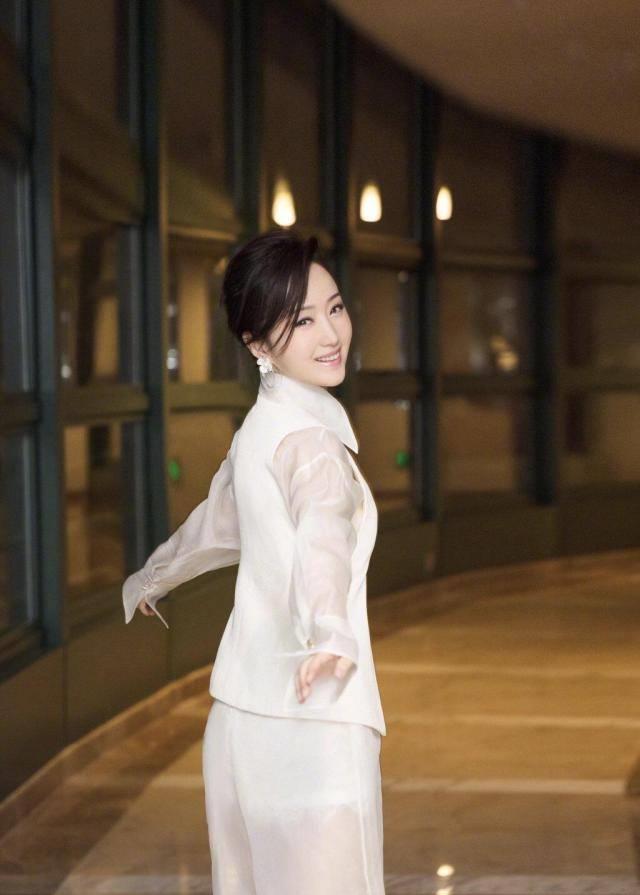 48岁的杨钰莹气质优雅,扎发搭配白色衣服look套装,秒变清纯少女_女性
