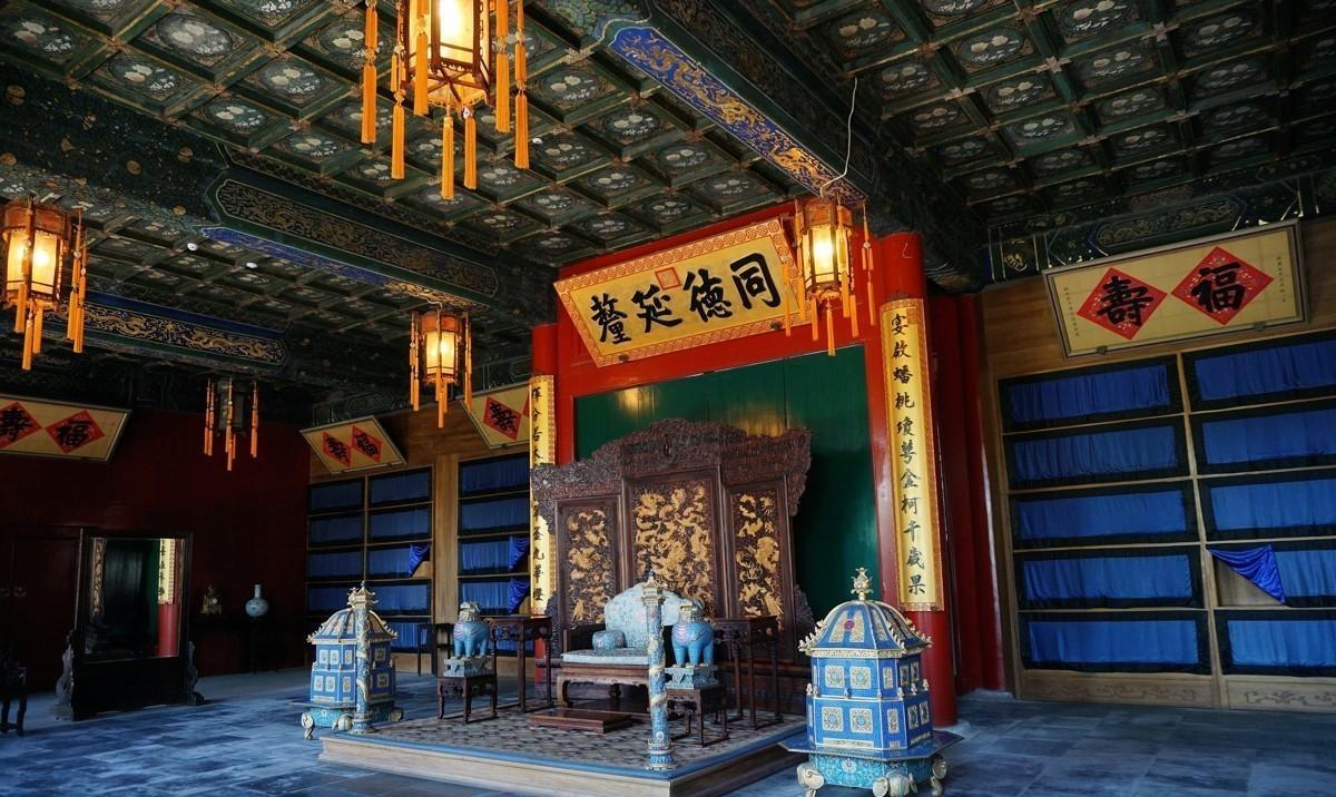 殿内正中悬挂"同德延釐"匾额,四壁上方悬挂着写有"福","寿"斗方的字匾