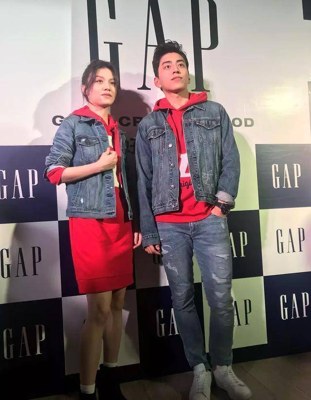 王大陆晒和林允合影,林允减肥后掉发严重:两个都像班里吊车尾的_ps