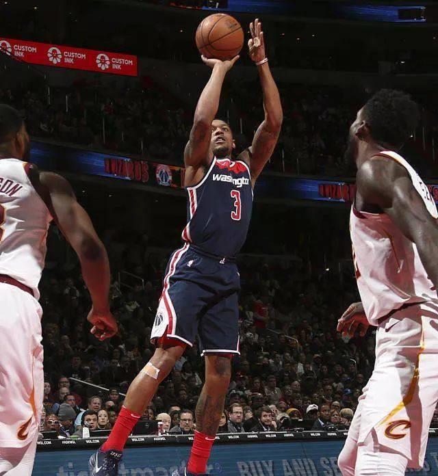 目前的奇才队的确是双枪的球队,但适当地提高投篮的合理性,尤其是比尔