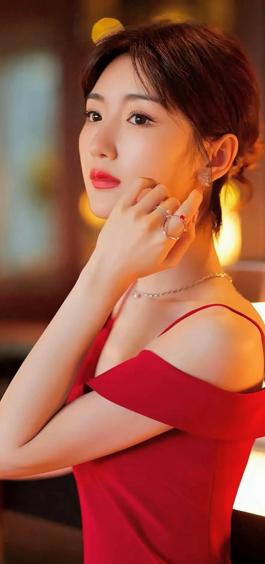 毛晓彤的身材也很好,在综艺节目蒙面舞王毛晓彤已经展示了自己的身材.