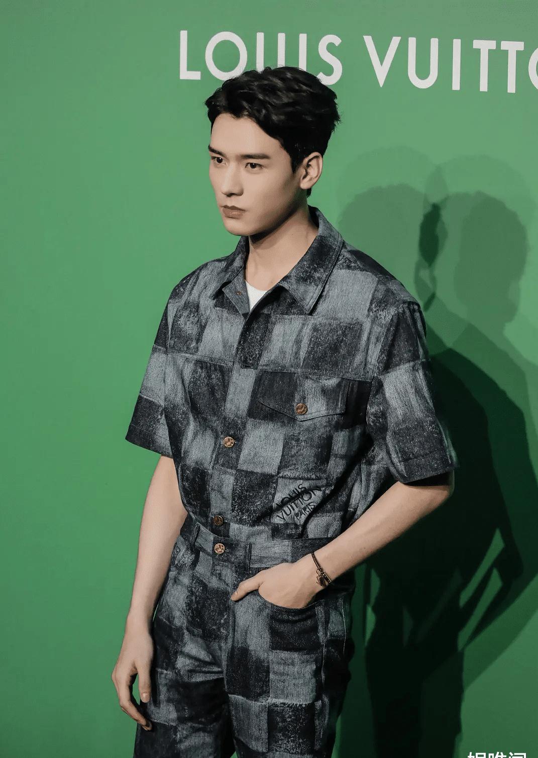 龚俊的形象气质给团队省了不少事,他常年的自律健身,也吸引了不少男