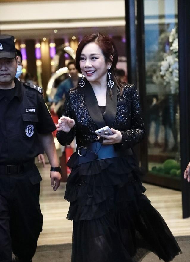 陈松伶真是从不扮美,亮片西装配纱裙,秀出中年人该有的样子_对比_女性