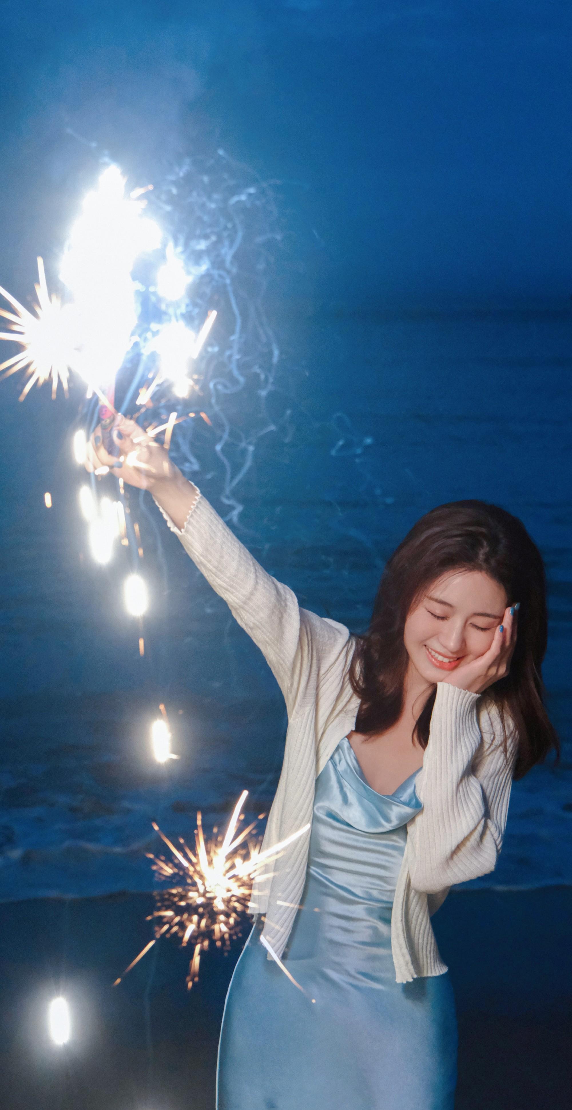 郑合惠子海边黄昏大片,身穿蓝色吊带连衣裙,简约明快,温柔浪漫_时尚