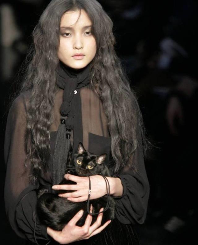 超模抱着"天使",吉娘娘绝色撩人,gucci龙崽重现冰与火之歌!