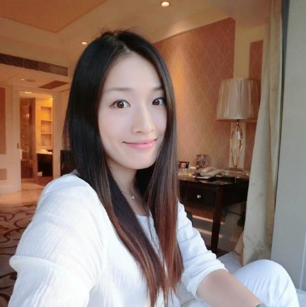 与家人一同享受着和谐的家庭生活,有了孩子以后,罗雪娟目光里多了一份