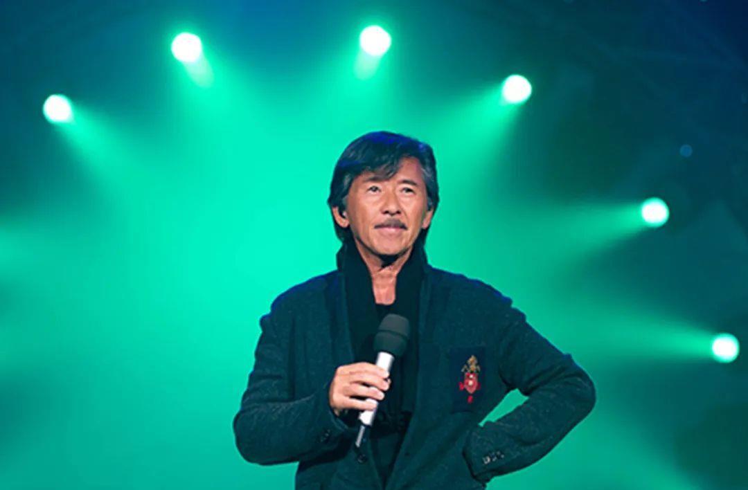 其次,谭咏麟,许冠杰,林子祥是70年代的代表性歌手,以婉转动人,柔情似