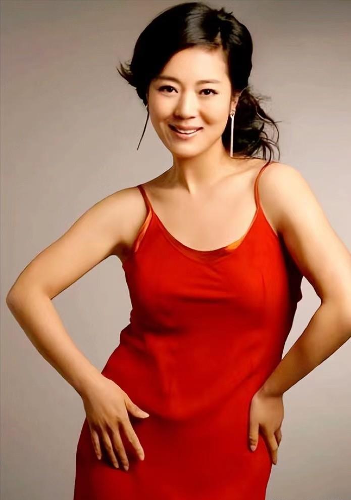 现代装的王茜华温婉大气,扮上古装的王茜华把旗袍穿出了古典气质,眉眼