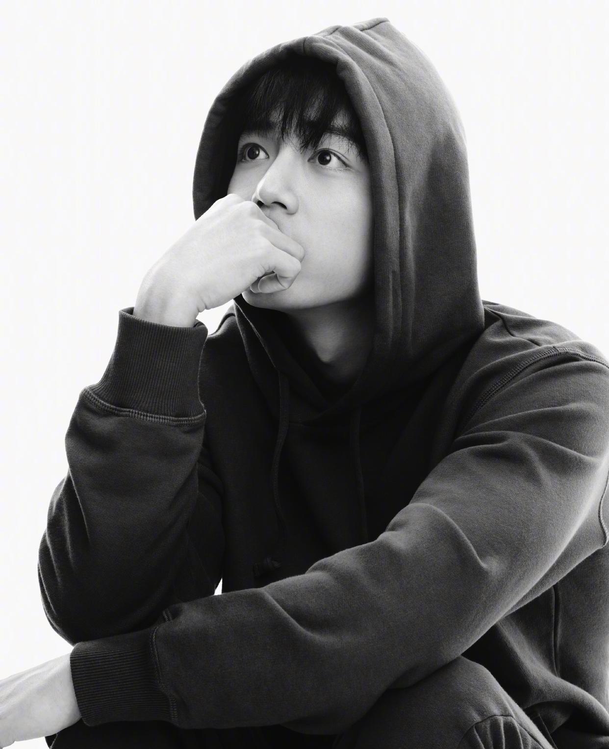 肖战四月时尚来袭,连帽卫衣简约帅气,休闲又时尚!_造型_白色_背心