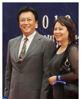 唐国强混血老婆真是富态美人,58岁虽发福明显,满身却是优雅气质_身材