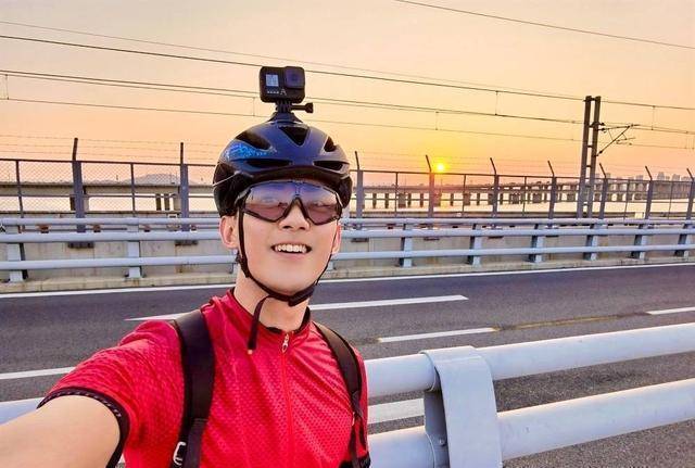 吴磊深夜骑车下班,运动少年爱上骑车了!