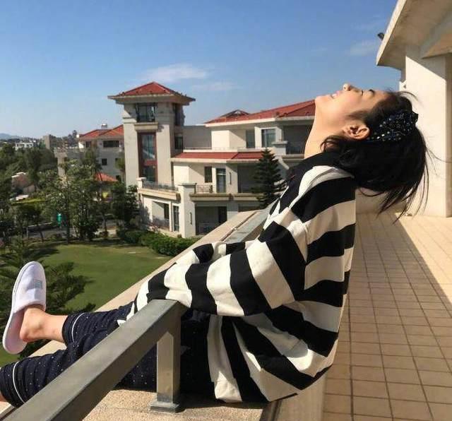 古力娜扎和张子枫同时晒照,一个唯美,一个接地气!_照片_栏杆_活动