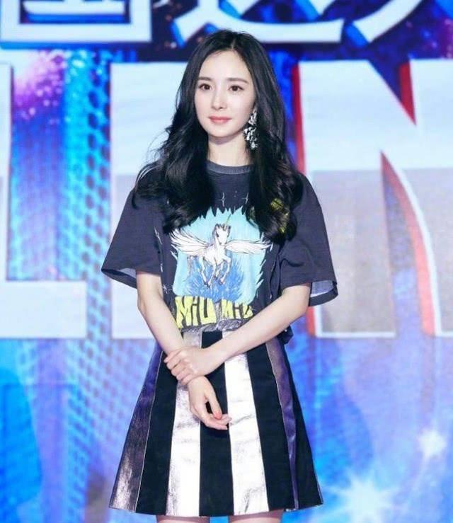 肤白貌美的杨幂,机场私服休闲又高贵,气质怎么这么好!