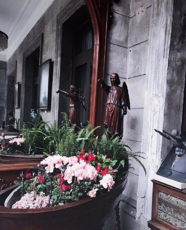 郭敬明嗮豪宅花园自拍照,网友一个人住这么大的房子不害怕吗_微博