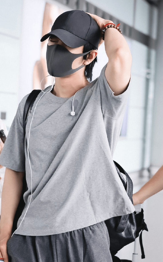 肖战穿灰t恤胸肌轮廓明显,帅气现身机场出发香港_行程_造型_节目