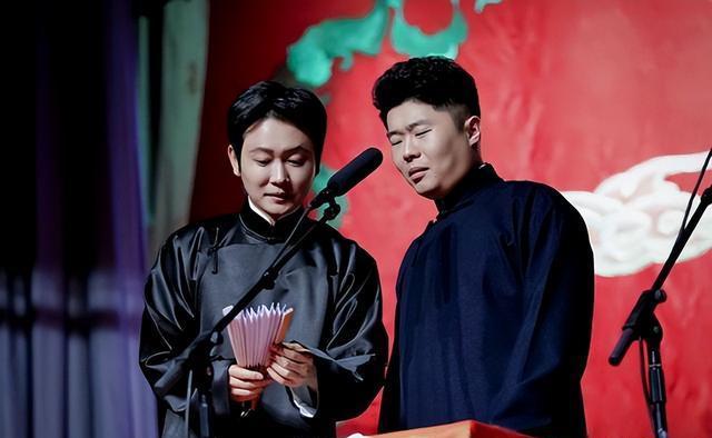 网友机场偶遇孟鹤堂,周九良,二人穿着时尚,帅气造型引人侧目_演出