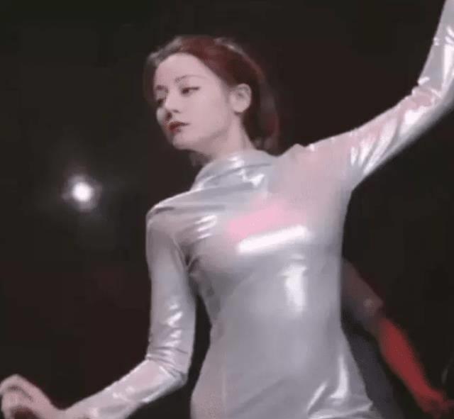 把"乳胶裙"当旗袍穿,堪称行走的人鱼_眼睛_不知道_明星