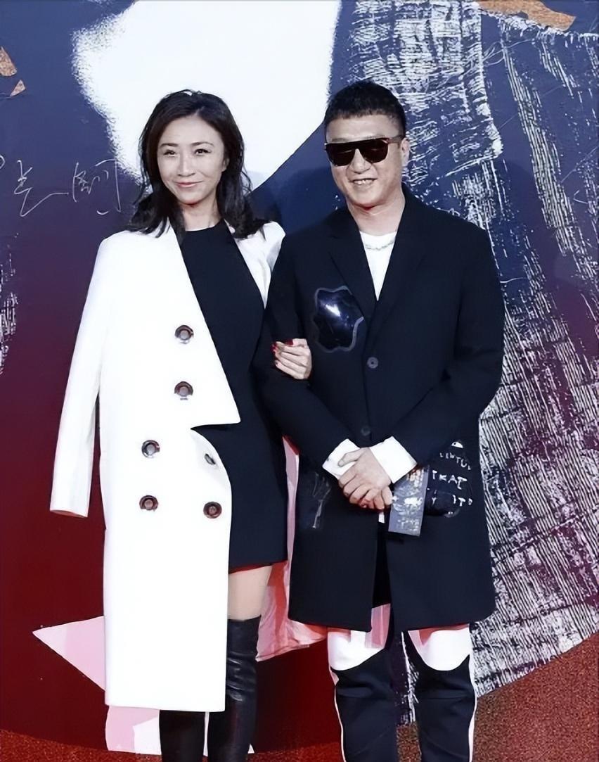 孙红雷与小15岁的女子同框,王骏迪气质优雅,能穿白大褂,气质惊艳_西装