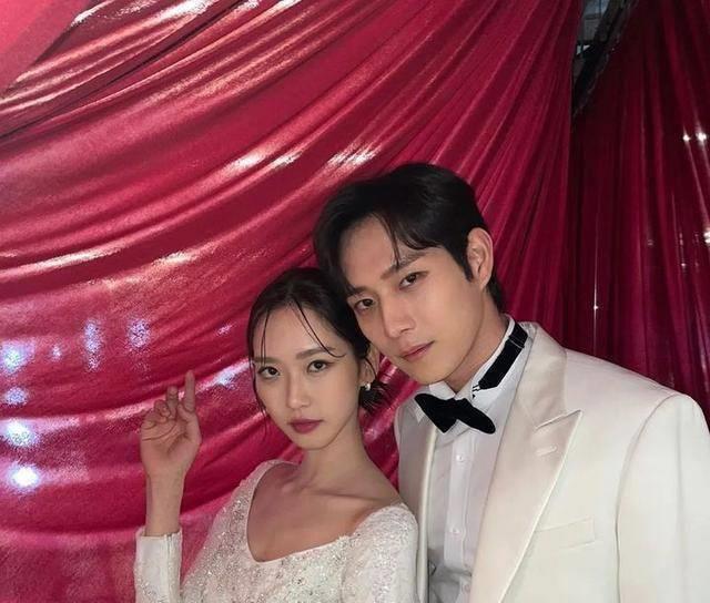 韩智贤饰演的角色叫周锡京,是男主角周丹泰与前妻所生的双胞胎的女儿