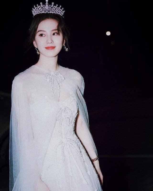 刘诗诗晒背影照秀行程,尽显少女质感,仪态绝美_穿着_时候_眼镜