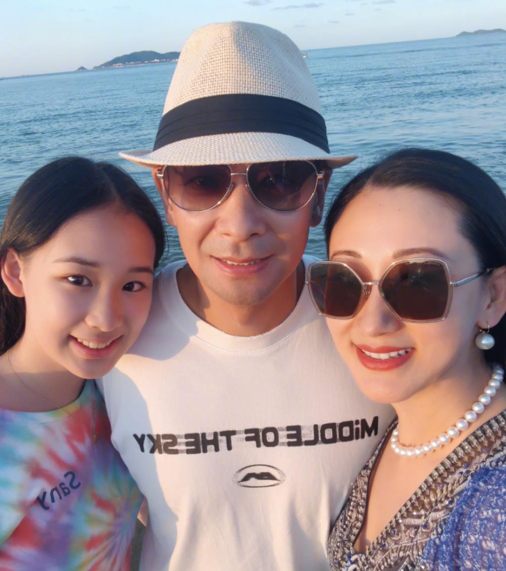 赵文卓夫妇去瑞士接长女回国,15岁赵紫怡亭亭玉立,五口人一张脸