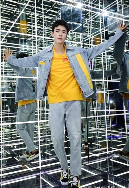 好喜欢龚俊这样的穿着,白色卫衣配牛仔裤,是让人心动的小哥哥!