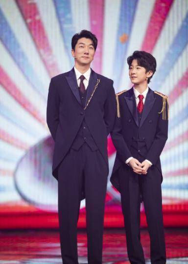 网友偶遇张亮儿子,天天比同龄人高半头,穿上万元鞋子上学引热议_钱枫