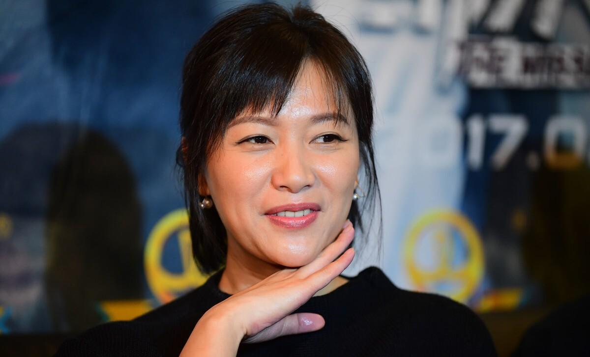 47岁"京圈大飒蜜"徐静蕾不婚不育:19岁起就没断过男朋友_王朔_书法_高