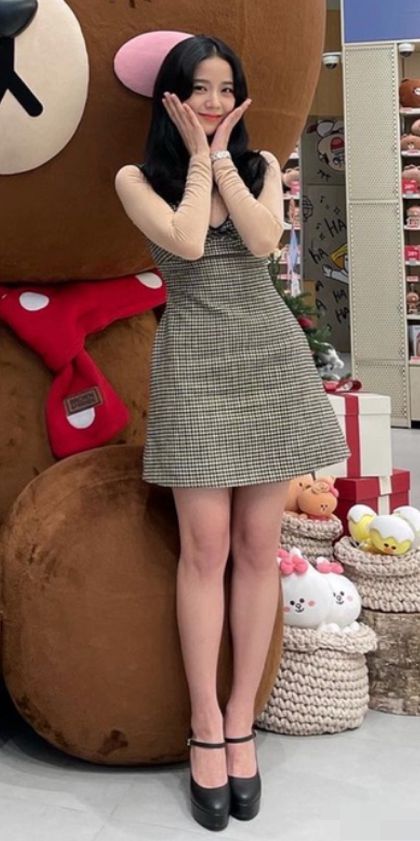 jisoo金智秀最新私服,穿超厚防水台高跟鞋也美,果然要看脸_造型_时尚