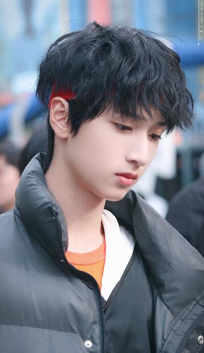 16岁男星严浩翔粉丝太疯狂!