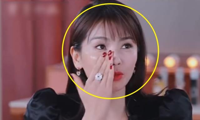 难怪她这么自信出镜卸妆,妆前妆后刘涛的肤色并没有多大的差别,只是