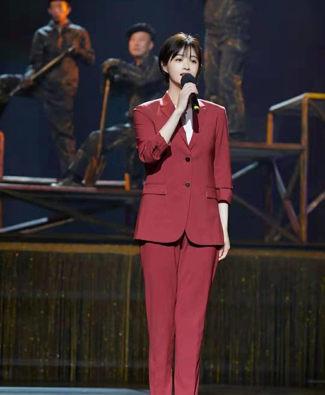 蒋欣蔓越莓色西装优雅干练,网友:脚上的鞋子真是一言难尽_减肥_形象