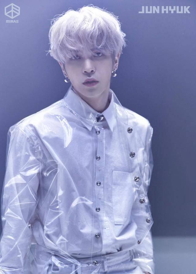 孙东杓,19岁,韩国人,曾参加producex101,并在2019年组成x1顺利成团