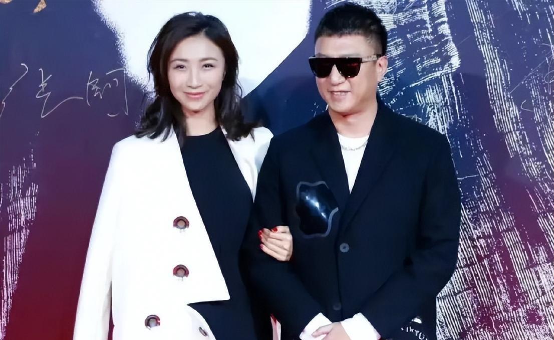 孙红雷与小15岁的女子同框,王骏迪气质优雅,能穿白大褂,气质惊艳_西装