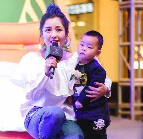 何洁晒照为儿子庆生,7岁七宝与妹妹,温馨互动_孩子_小孩_兄妹俩