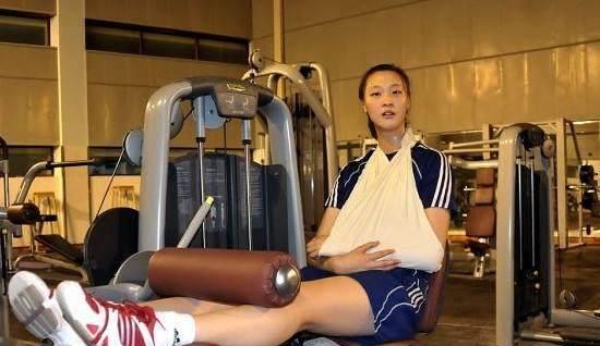 肩负7颗钢钉心脏被刀子划过,惠若琪每一次哭泣都不是害怕疼痛_排球