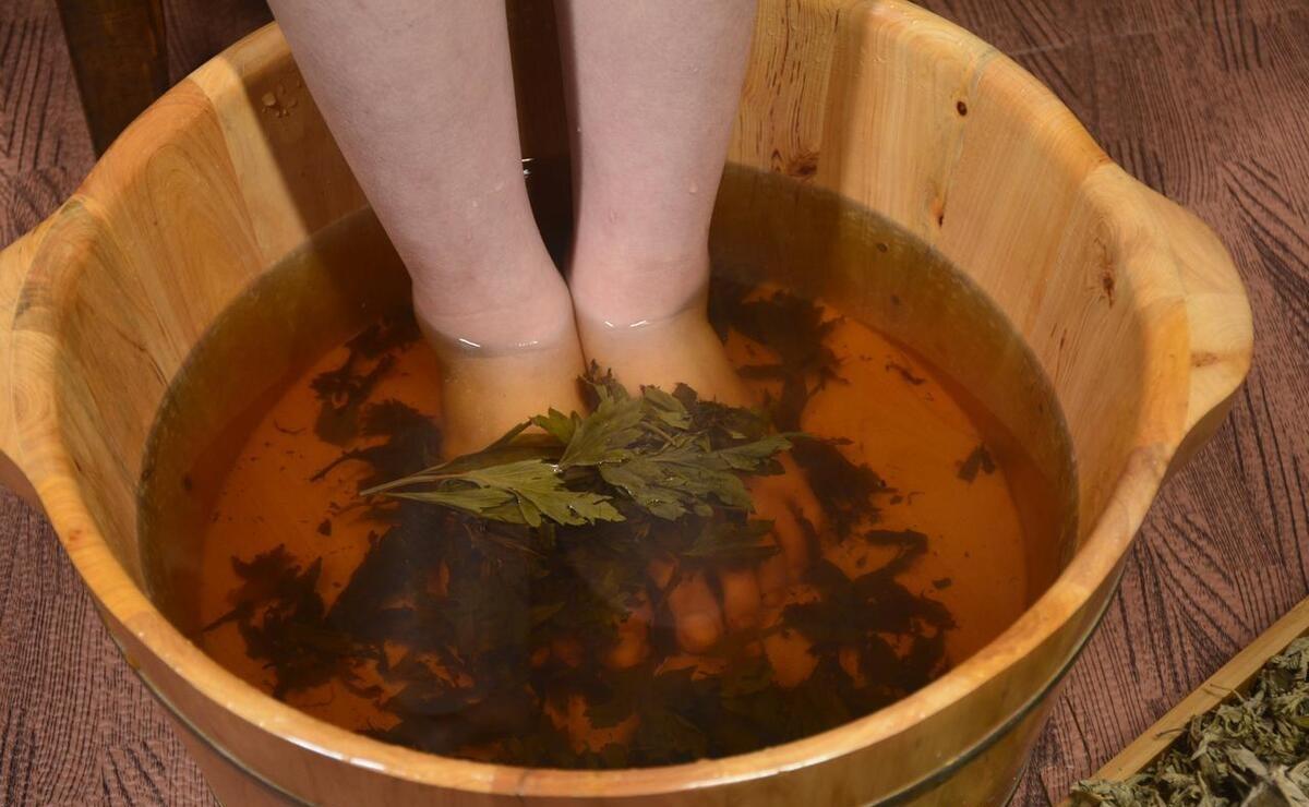 注意:阴虚火旺,患下肢静脉曲张等疾病的人慎用艾叶泡脚.