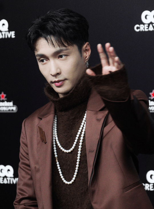 杨幂在盛夏,杨颖已入秋,张艺兴却穿冬装,一场红毯却穿出了四季_明星