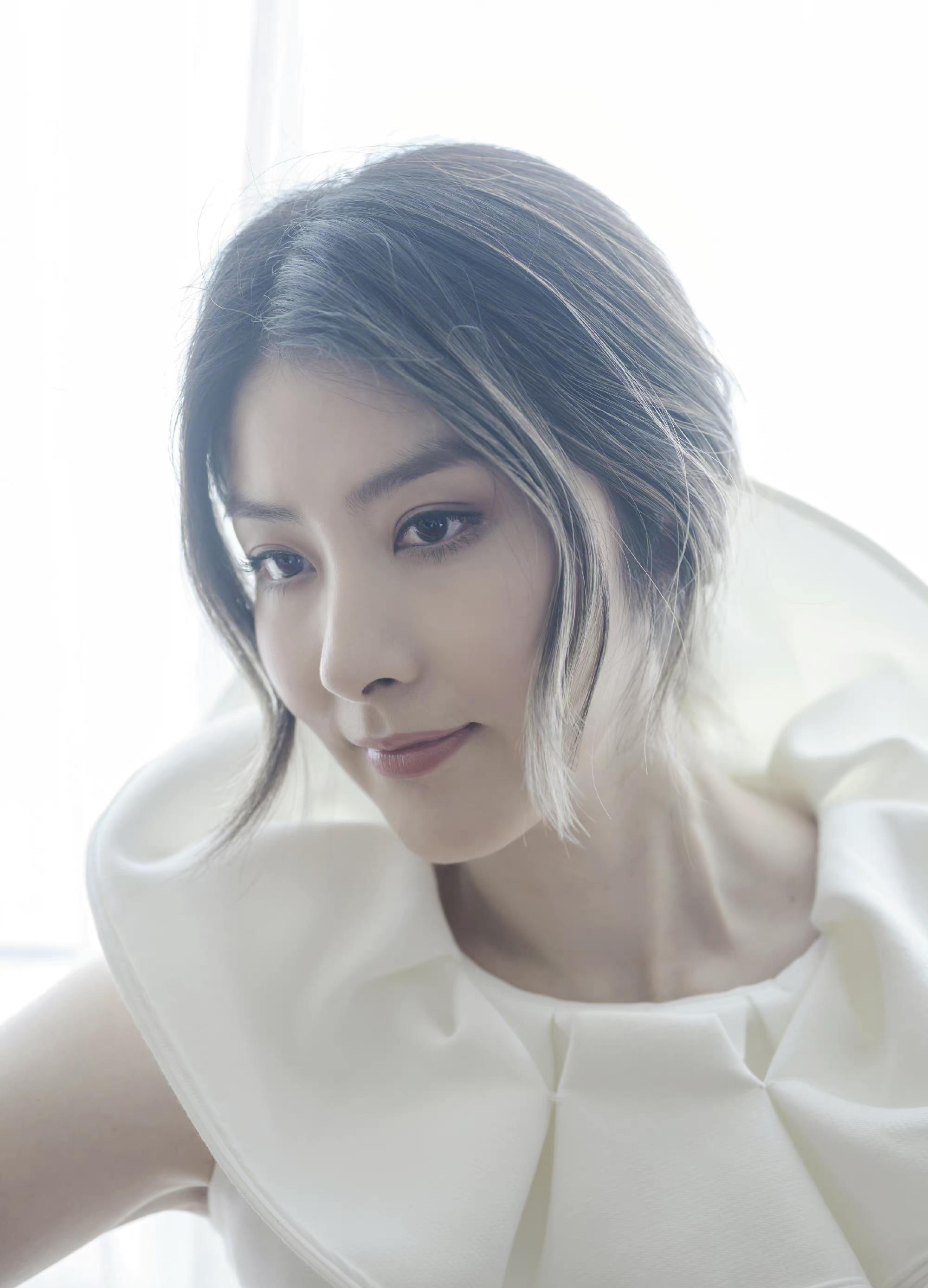 穿抹身材露背裙秀身材,皮肤白美零皱纹似冻龄_生活_活动_香港