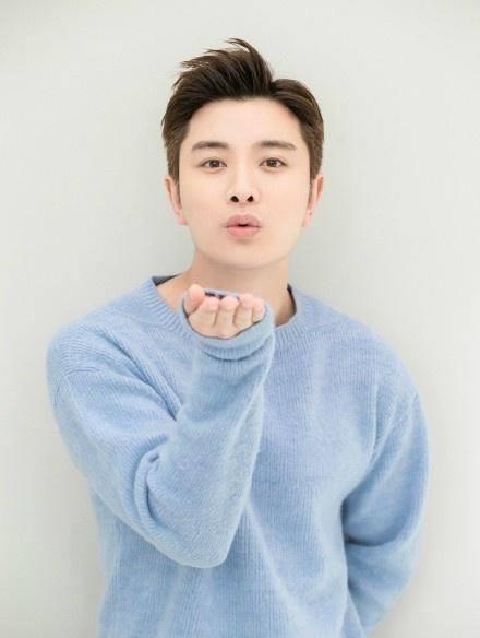 贾乃亮瘦出尖下巴,发微博比手势令人起敬,李小璐悄悄点赞无人知